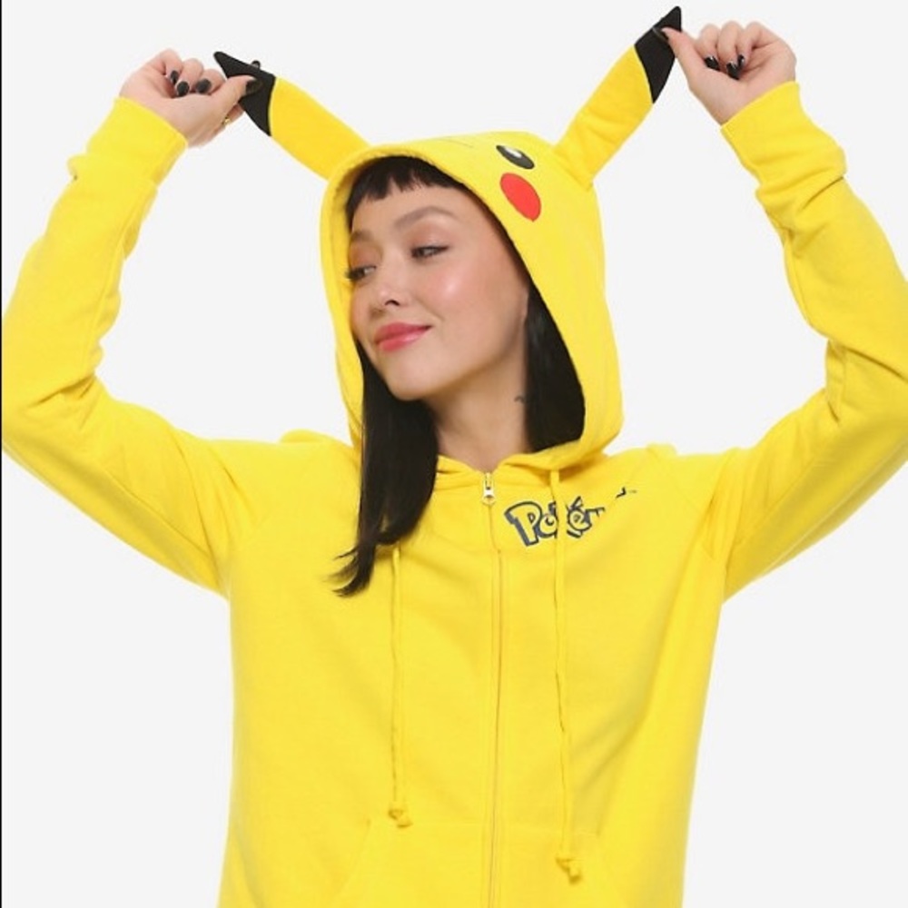 💛HOT TOPIC💛 Pikachu Pokemon hoodie